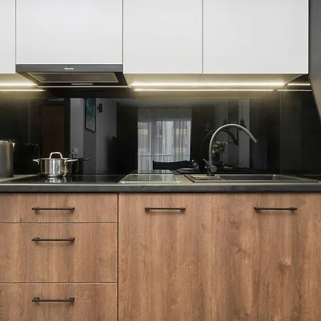 Stylish Apartment For 6 With Balcony Near The Main Square By Noclegi Renters 아파트 *
