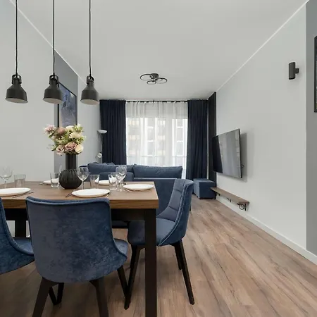 Stylish Apartment For 6 With Balcony Near The Main Square By Noclegi Renters 아파트 *